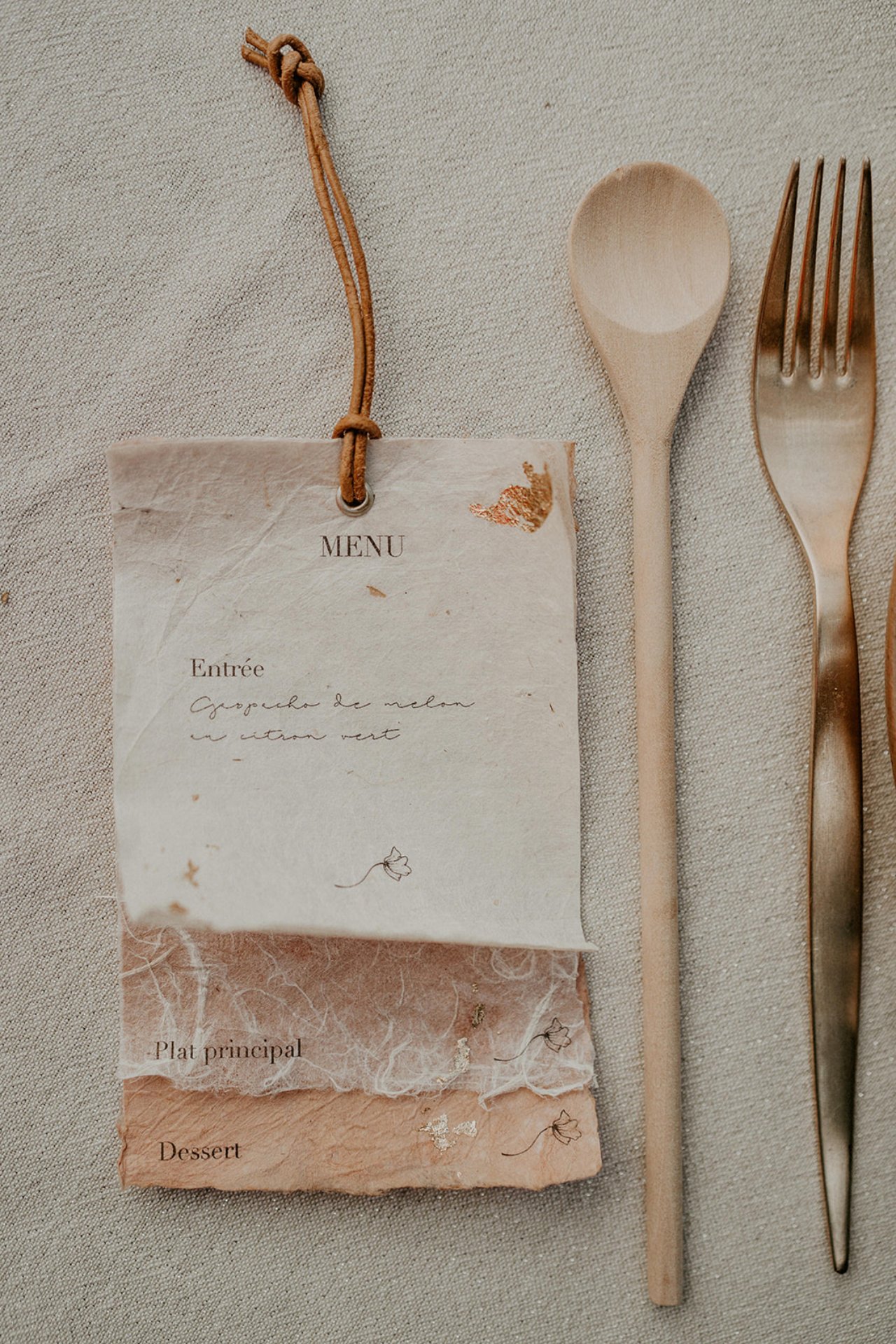 Idée pour réaliser soi même ses menus de mariage dans du papier recyclé.