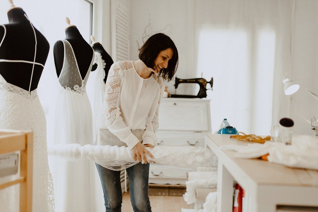 Laetitia Drouet travail créée des robes de mariée éco-responsable depuis 2015.