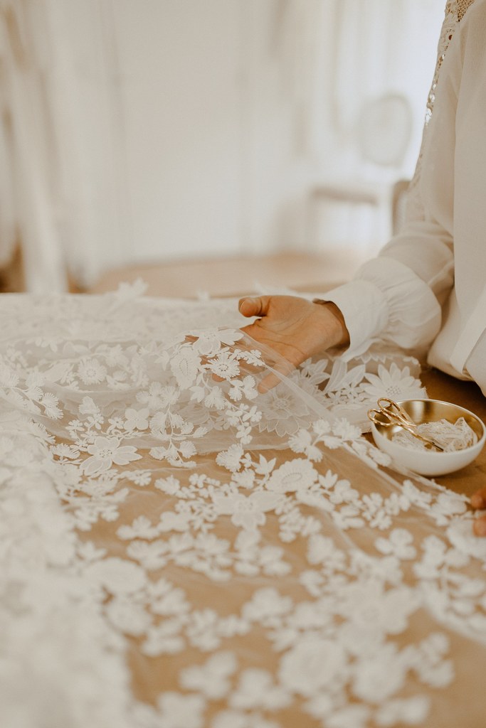 Les robes de mariées de l'atelier sont fabriquées avec des tissus naturel et oeko-tex. tout est fait pour dans une démarche zero dechet.