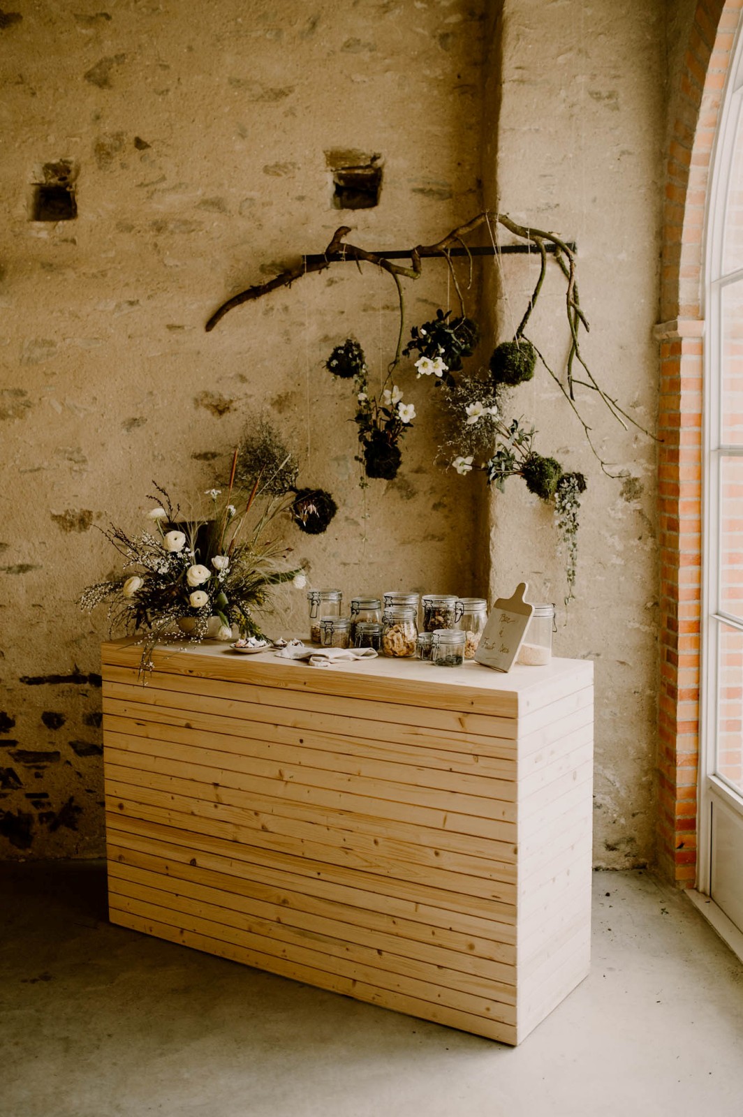 Voici un idée bar a fruit sec pour un mariage zéro déchet. Les fruits acheter en vrac sont laissés dans des bocaux.