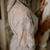 détail de ce joli kimono en dentelle gris perle