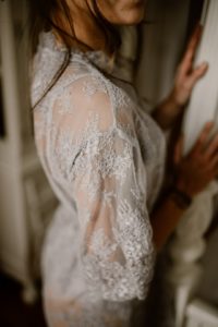 détail de ce joli kimono en dentelle gris perle