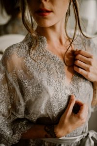 ce deshabillé en dentelle vous fera un joli décolleté