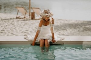 Angéline a eu la belle idée de créer une couronne de fleurs séchées pour mettre sur le chapeau de la mariée.