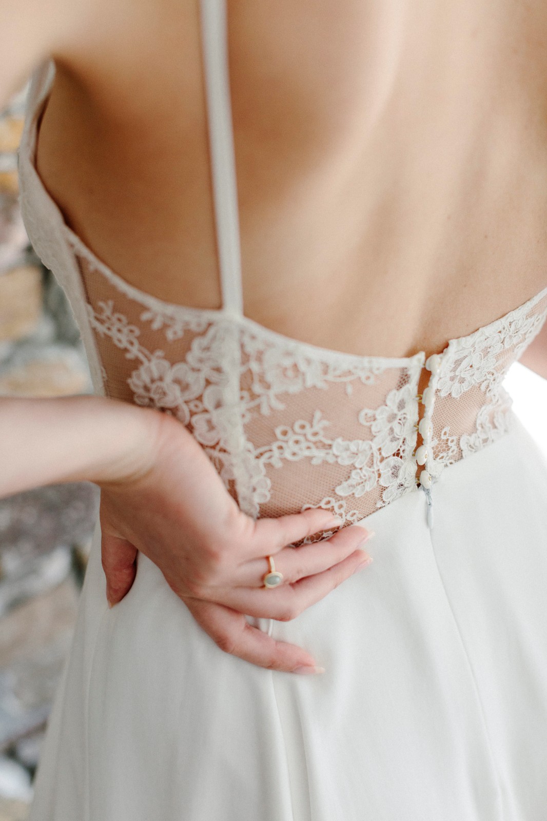 Robe de mariée avec bustier en dentelle transparent.