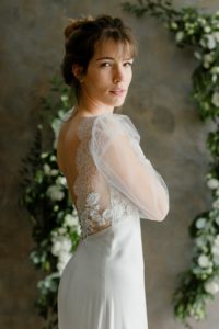 Robe de mariée transparente en dentelle qui cache la poitrine.