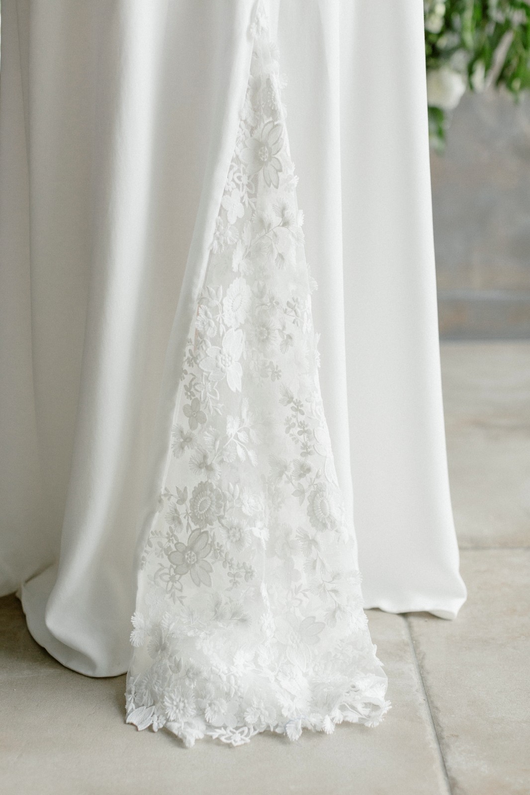 robe de mariée avec traîne en dentelle oeko-tex.