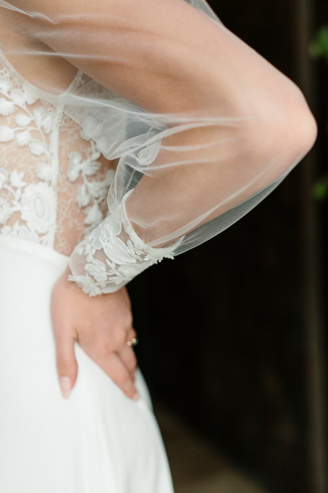 Robe de mariée avec manches bouffantes et poignets en dentelle oeko-tex.