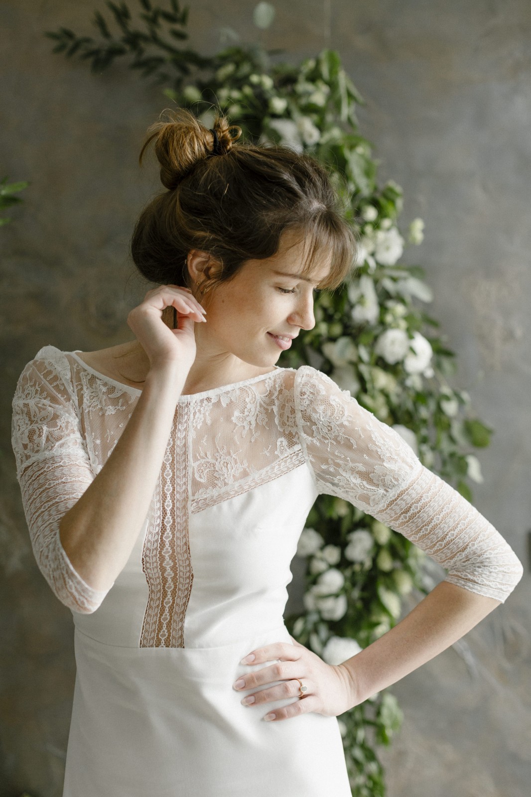 Cette belle robe de mariée est réalisée avec des chutes de dentelle de calais.