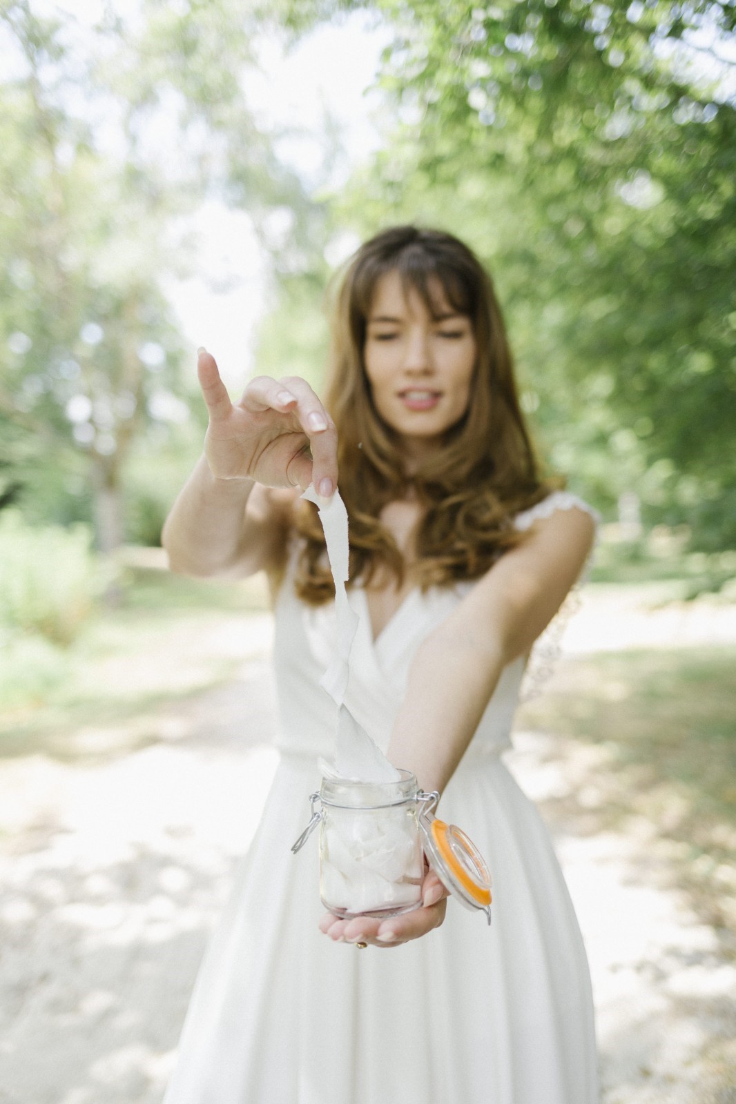 la robe zoé est une robe de mariée réalisée de façon a n'avoir pas de chutes quand la robe est coupée.