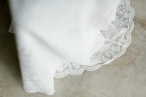 Jolis detail en dentelle oeko-tex de la robe Eva