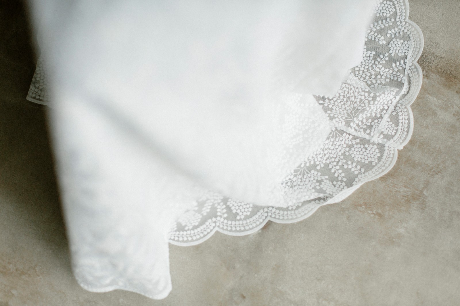 Jolis detail en dentelle oeko-tex de la robe Eva