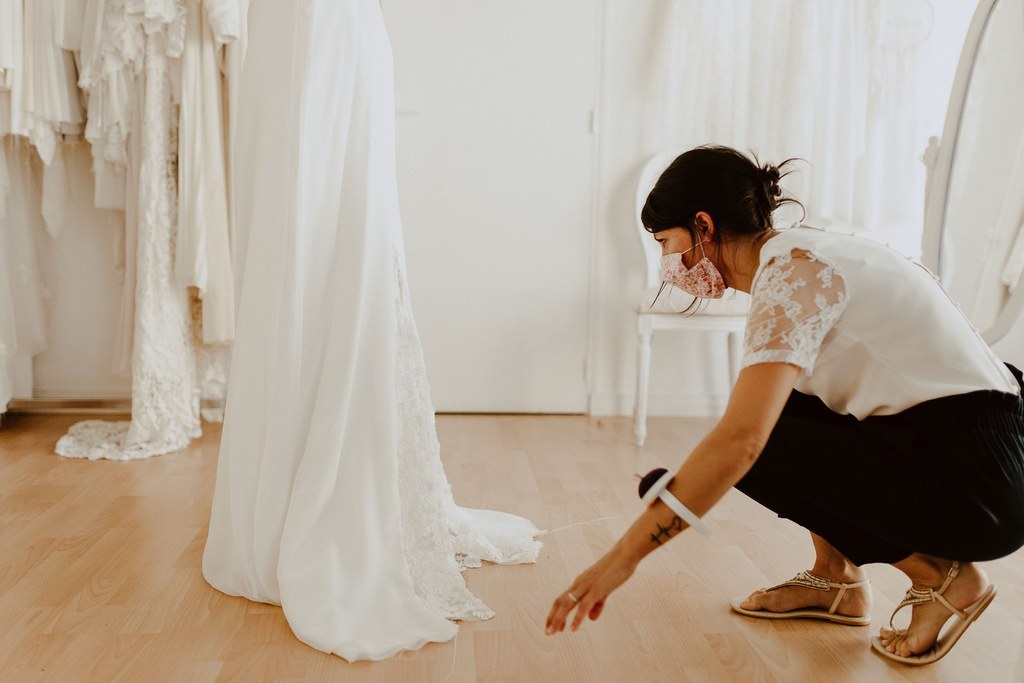 Couturière de robe de mariée à ligné.