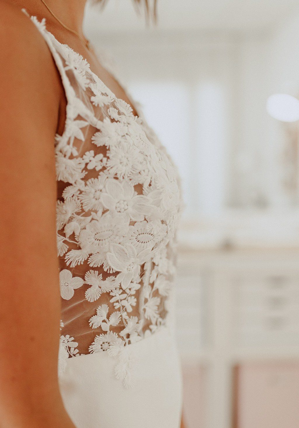 Cette robe de mariée est avec le haut en dentelle transparente.