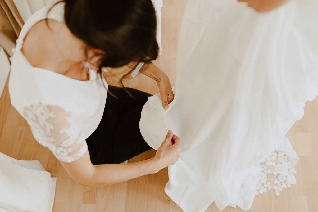 Couturière spécialisée dans la robe de mariée.