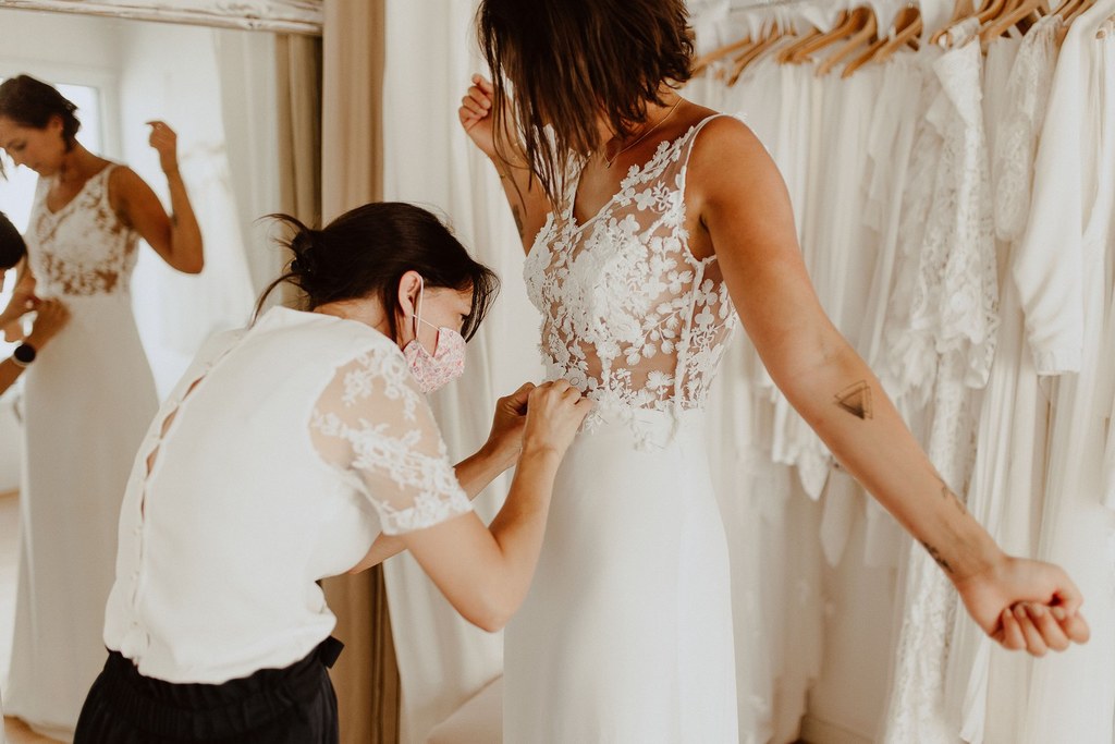 La créatrice de la robe de Maéva à appliqué toute la dentelle à la main.