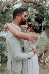 wafae porte une couronne végétal en eucalyptus.