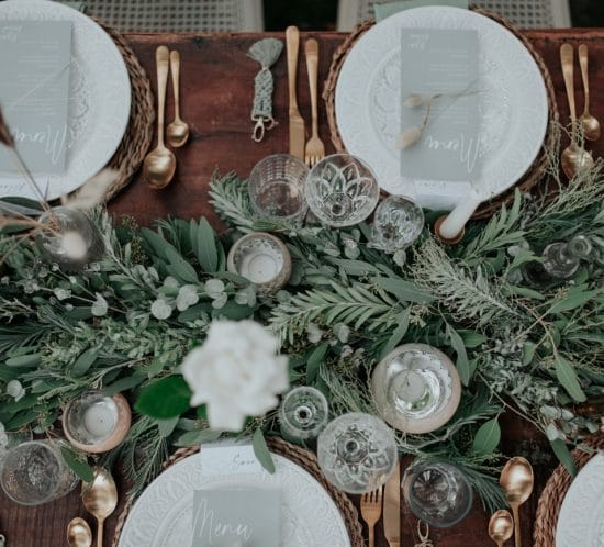 Une ambiance végétal avec des branches d'eucalyptus pour la table des mariés.