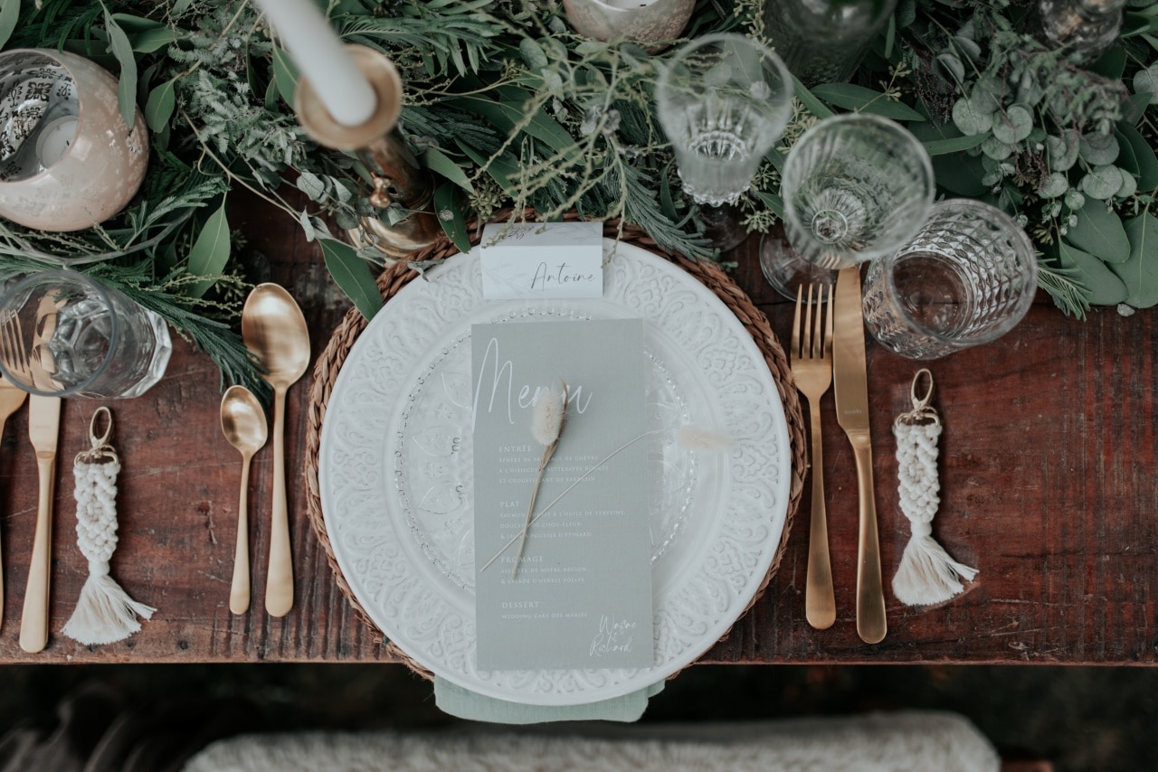 la table du mariage de wafae et richard. la decoration de cette table est très végétal.