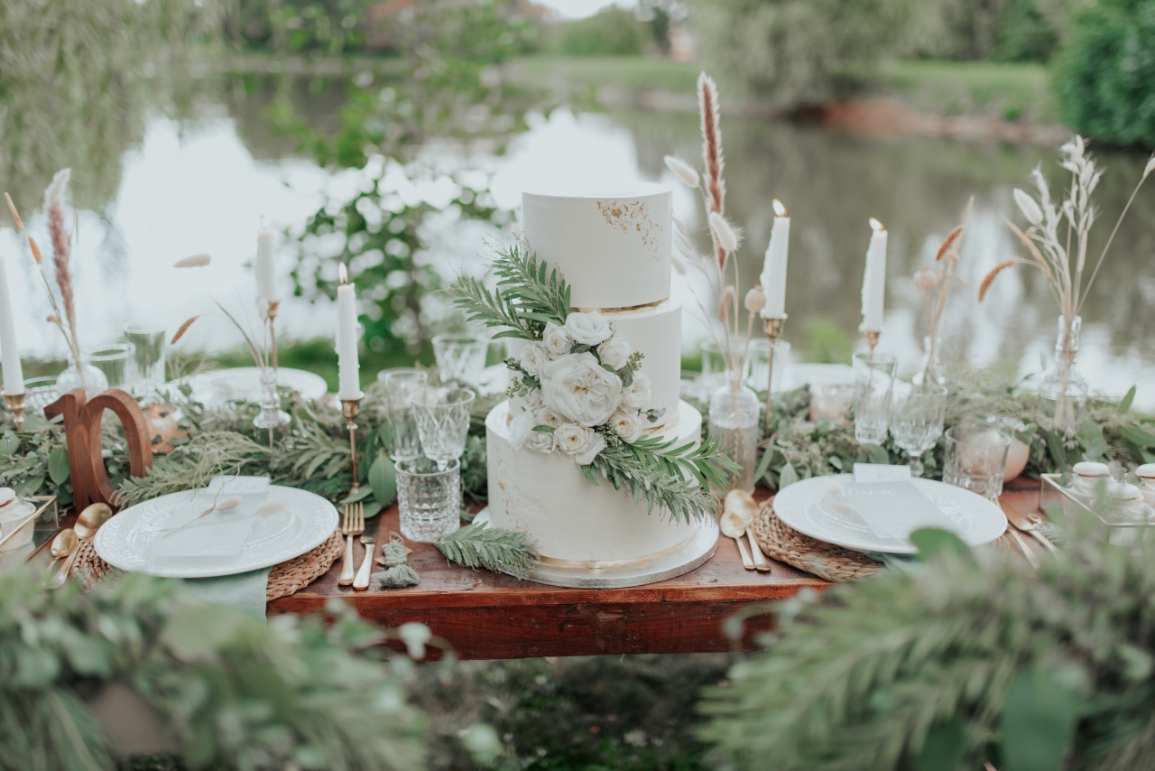 Le gâteau des mariés a des vrai fleurs pour la décoration.