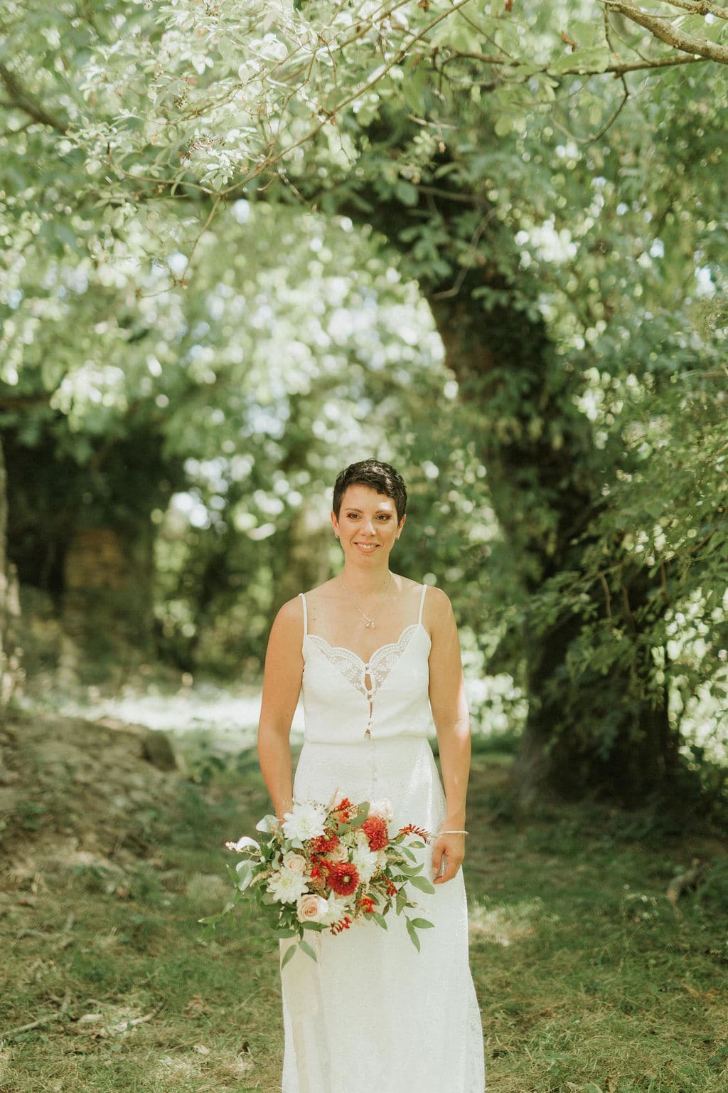 femme portant une robe de mariée ecoresponsable