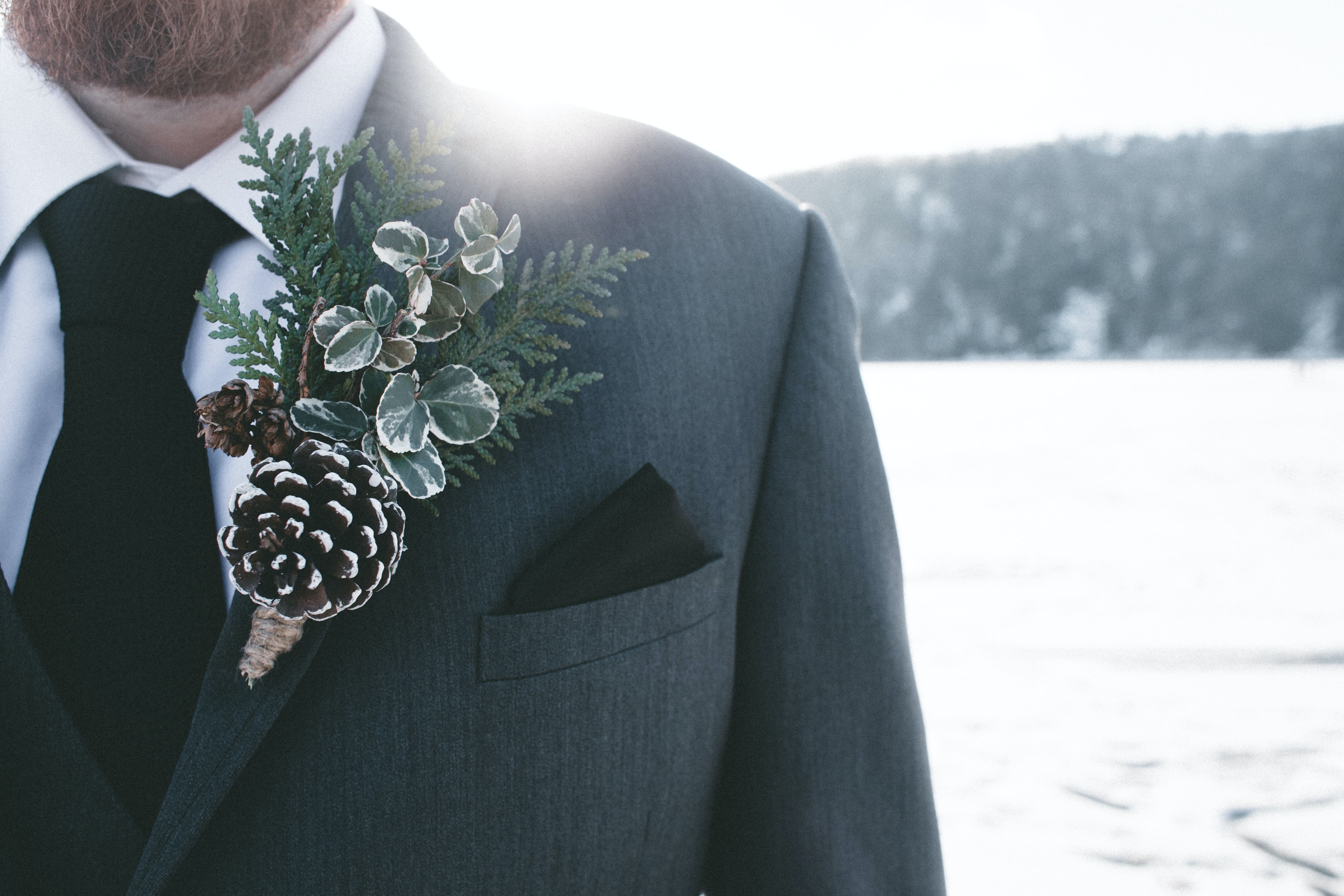 Boutonnière confectionné à la main mariage hiver