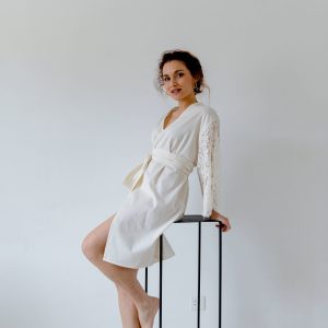 Amelie porte le kimono mariage Elise en dentelle de calais bio et coton bio