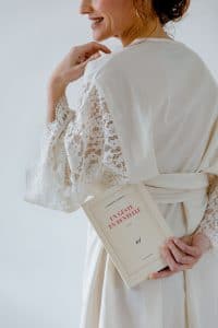 Ce peignoir mariée en dentelle est un vêtement en coton bio et fabriqué à Nantes
