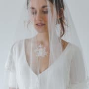 amelie porte un voile de mariée avec applications de dentelle