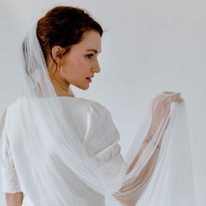 femme qui porte un voile mariée en tulle de soie