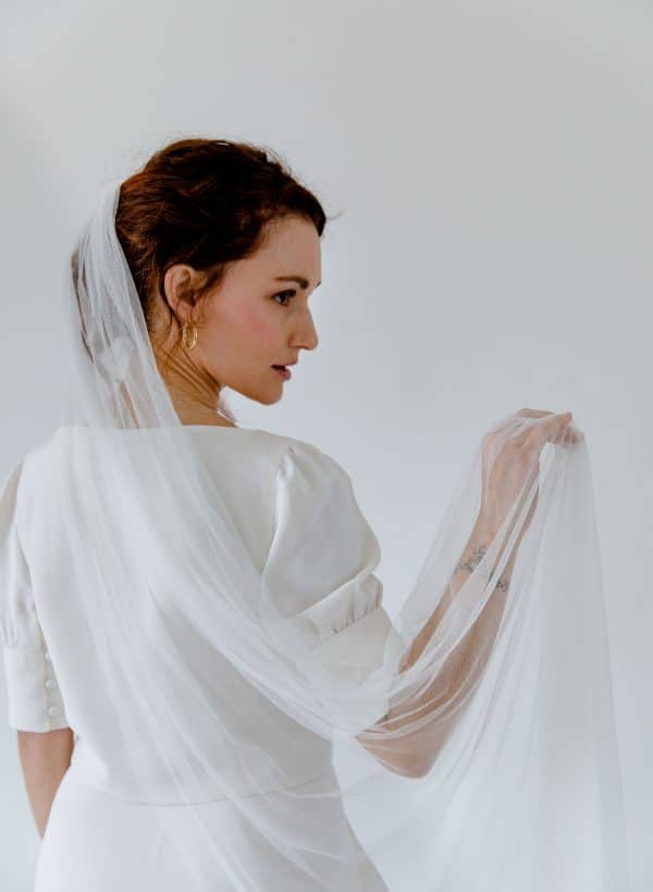 femme qui porte un voile mariée en tulle de soie