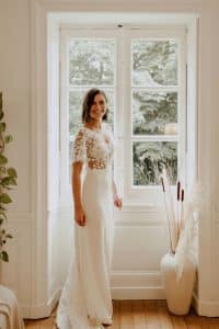 maéva porte une robe de mariée transparente en dentelle