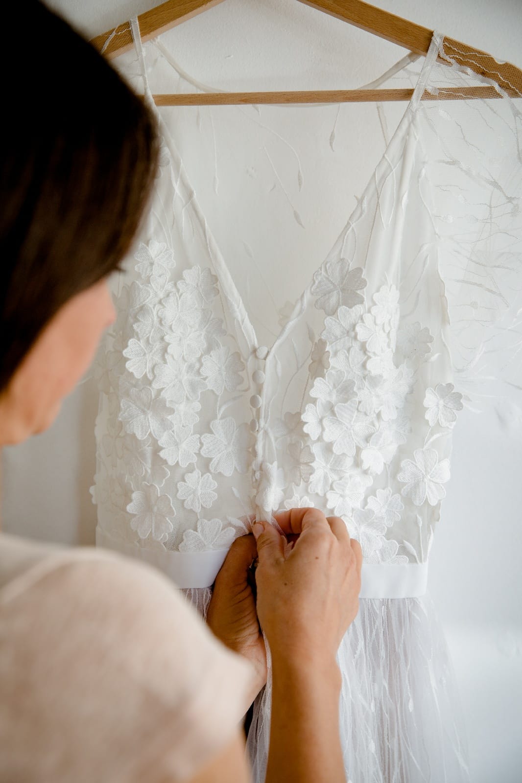 Lors du dernier essayage de votre robe de mariée, nous faisons les dernières retouches.