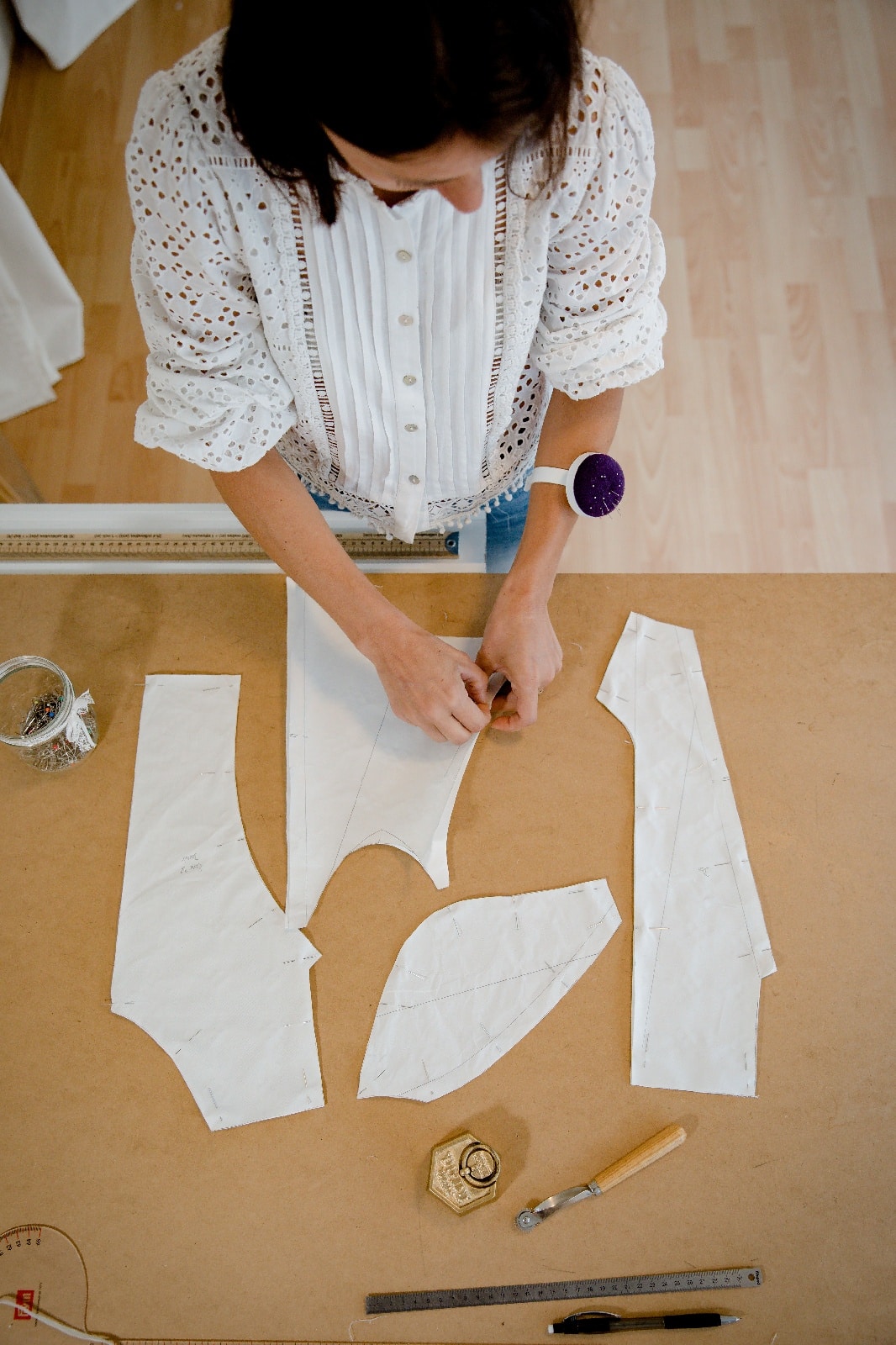 Je confectionne le patron de votre robe en toile de coton.