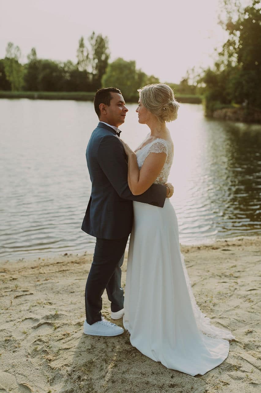 une danse romantique pour les mariés