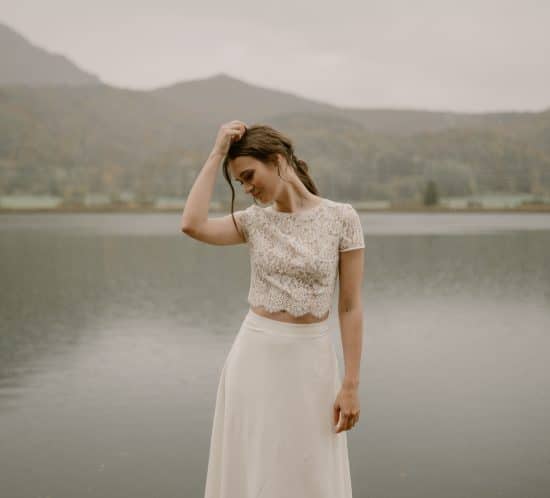 Samuelle est un ensemble de mariée deux pièces composé d'une jupe et d'un top en dentelle de calais