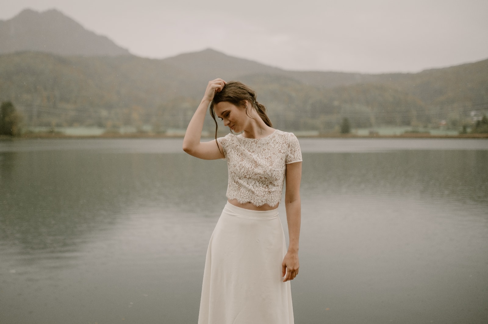 Samuelle est un ensemble de mariée deux pièces composé d'une jupe et d'un top en dentelle de calais