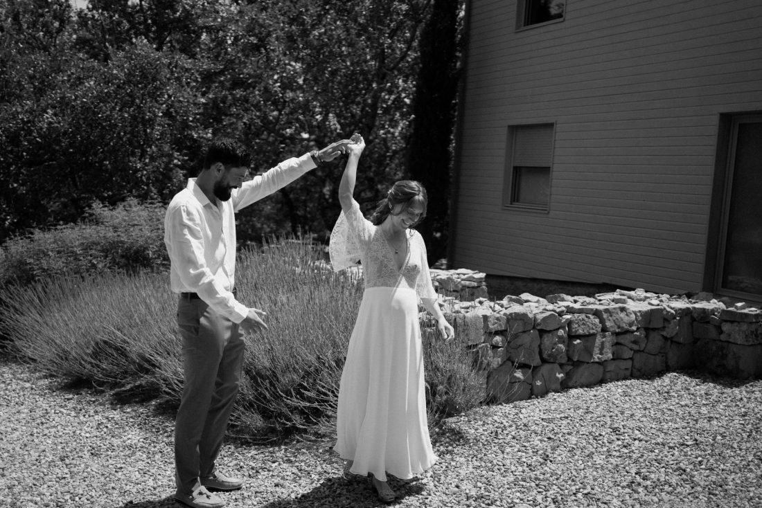 Mariée élégante portant une robe sur mesure moderne pour la cérémonie civile de mariage.