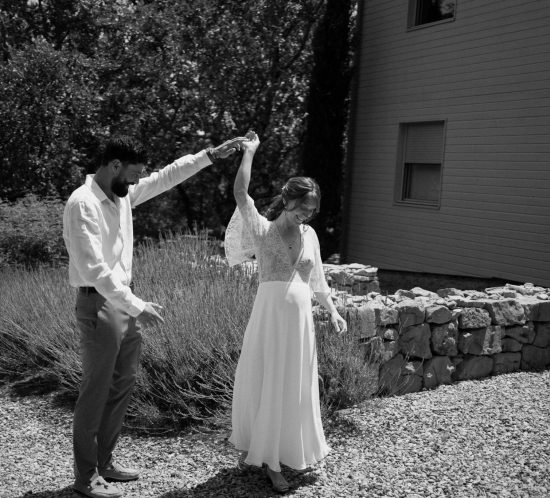 Mariée élégante portant une robe sur mesure moderne pour la cérémonie civile de mariage.