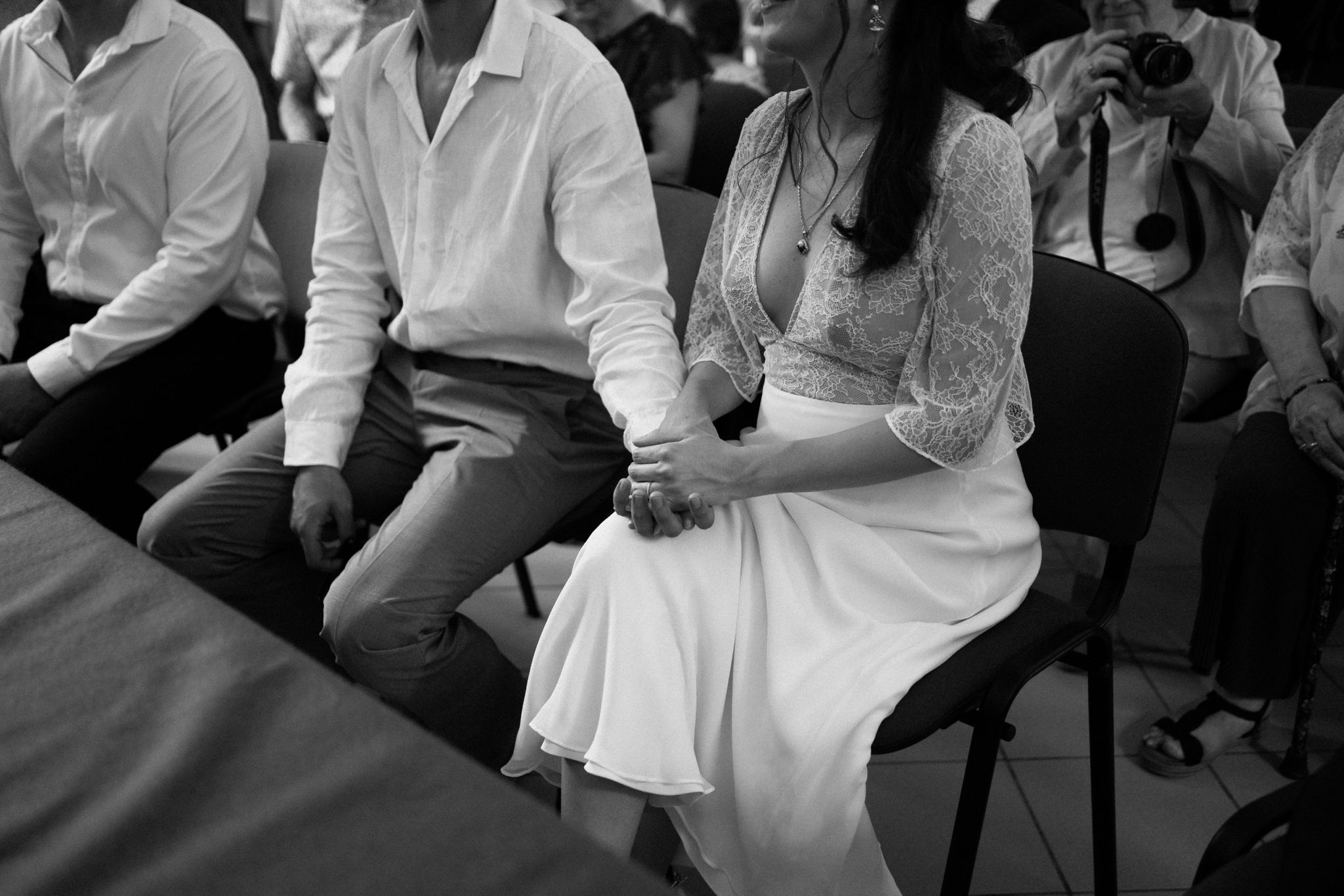 moment tendre entre les mariés pendant la cérémonie du mariage à la mairie