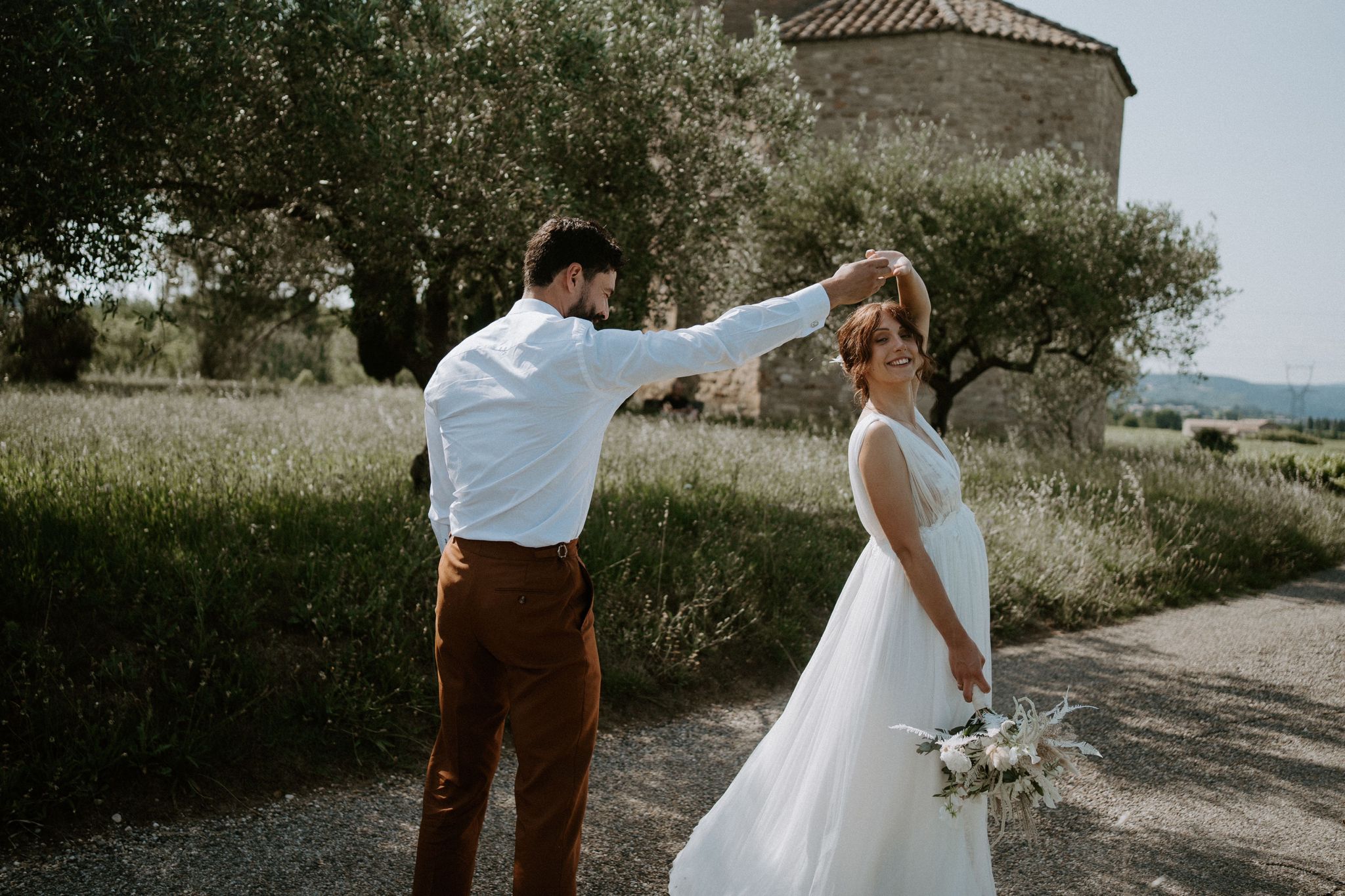 Mariée épanouie dansant avec joie lors de la soirée de réception pour célébrer son mariage