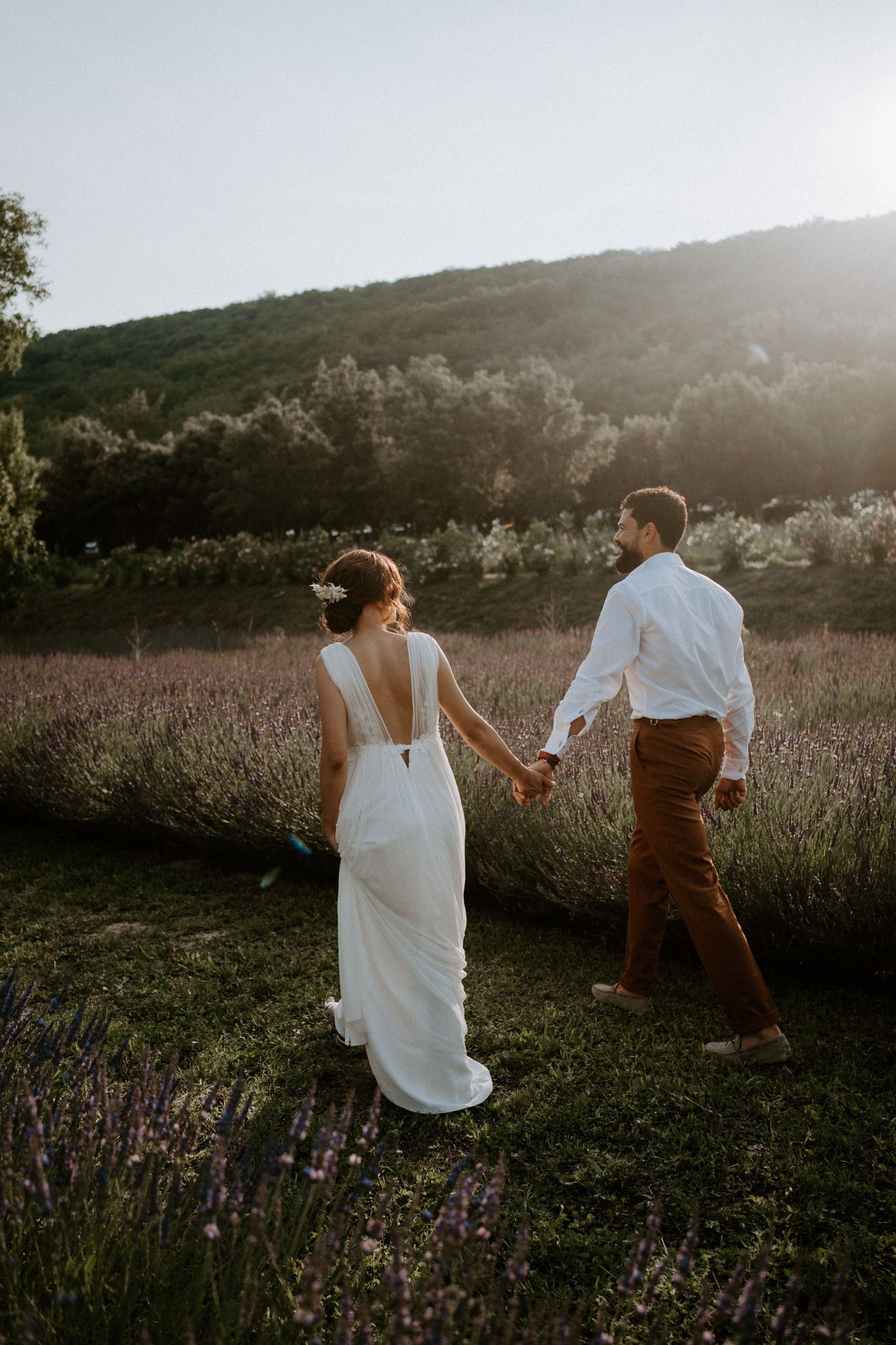 Mariée élégante portant une robe sur mesure moderne pour la cérémonie civile de mariage.