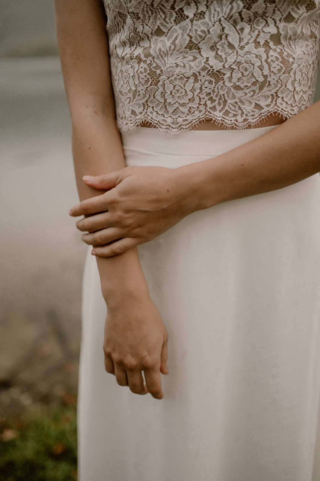 Cette mariée porte un ensemble qu'elle pourra reporter après un jean's.