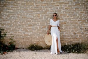 Cette mariée va reporté sa robe après le mariage.