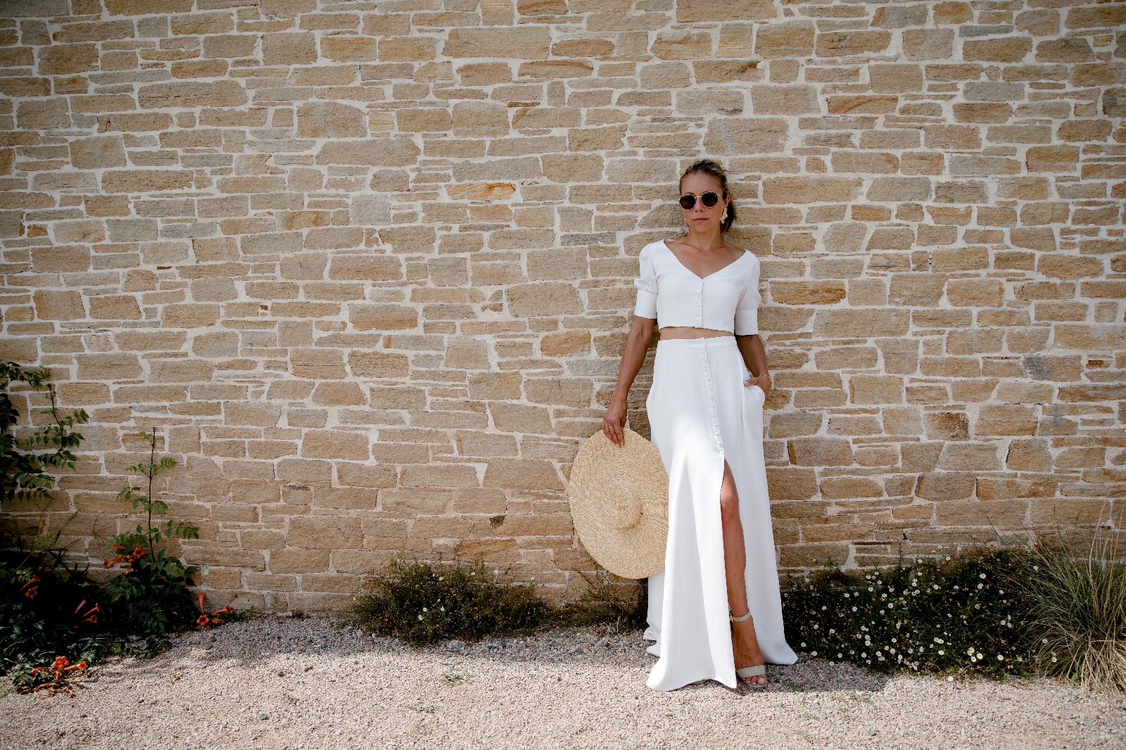 Cette mariée va reporté sa robe après le mariage.