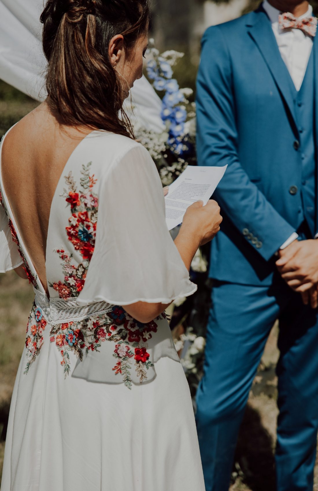 robe de mariée avec application de dentelle coloré