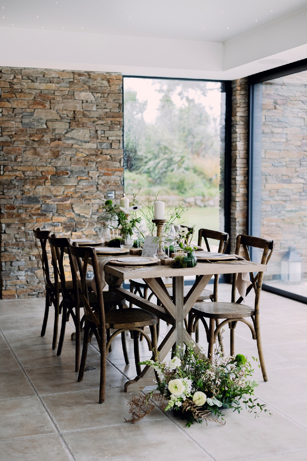 Décoration de table chic pour un mariage d'hiver avec des bougies et des fleurs blanches.