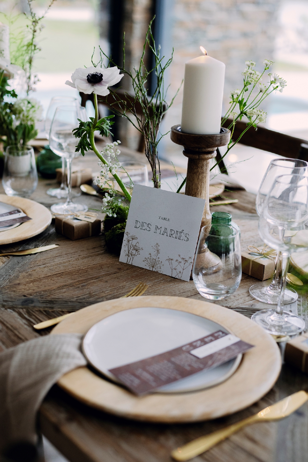 Détail exquis de mousse végétale ajoutant une touche naturelle et organique à la décoration de mariage en intérieur.