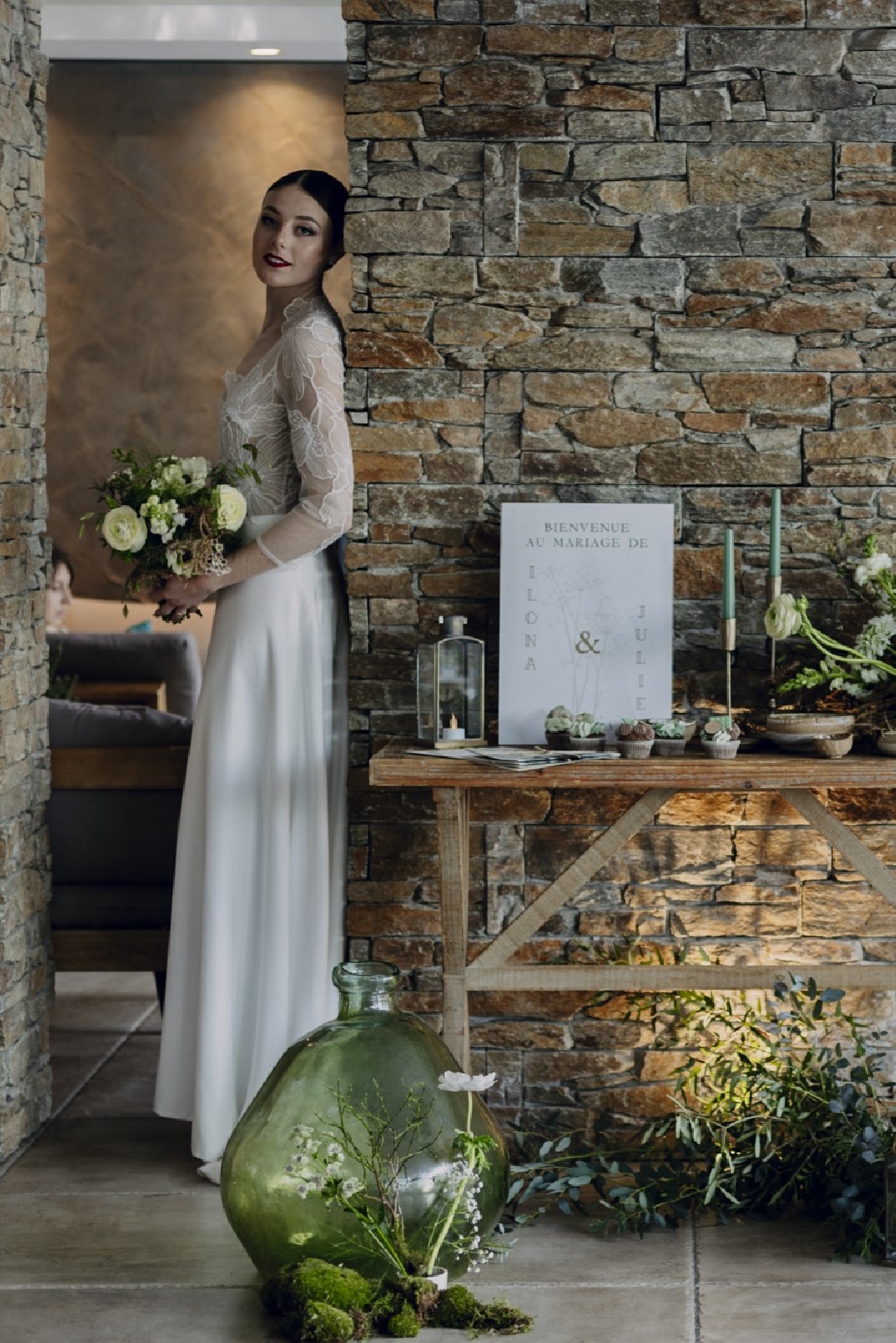 Bouquet de mariée hivernal romantique avec des roses rouges, des baies et des accents de verdure.