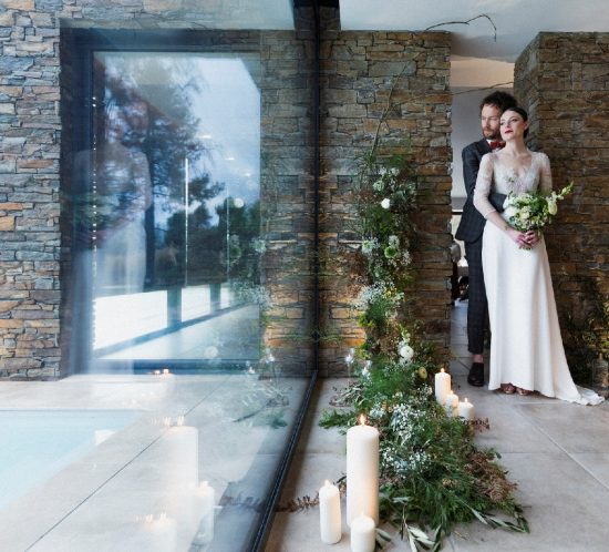 Moment émouvant du couple marié au cœur d'une végétation hivernale, incluant de la mousse, éclairée par des bougies, symbolisant l'amour et la beauté de ce jour spécial.